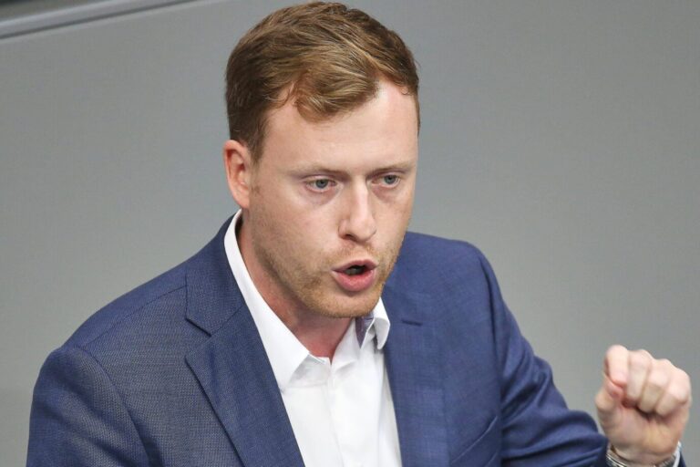 Strategie gegen Ausschlußverfahren nicht aufgegangen: Jan Wenzel Schmidt im September 2025 bei einer Rede im Bundestag.