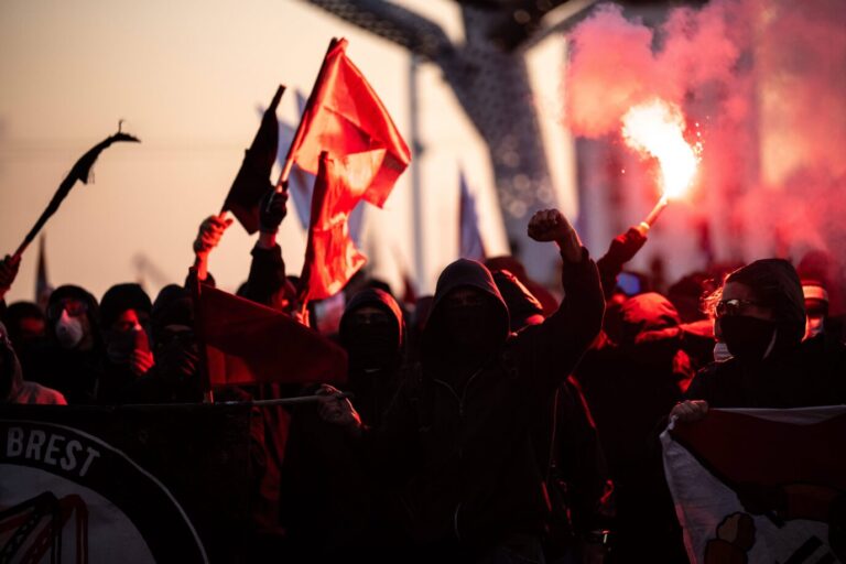 Mit Flaggen und Fackeln marschieren französische Linksextreme und Antifa-Mitglieder auf - in Lyon haben sie gerade einen Identitären umgebracht