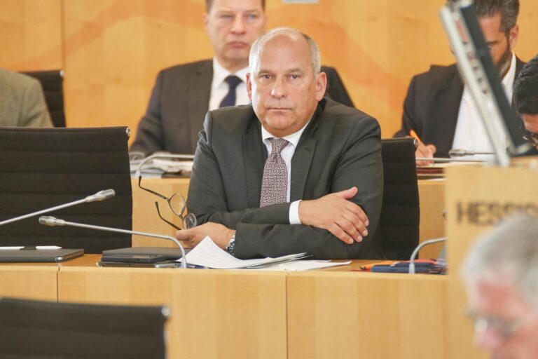 Hessens Innenminister Roman Poseck hat die Meldestelle „HessenGegenHetze“ abgeschafft.