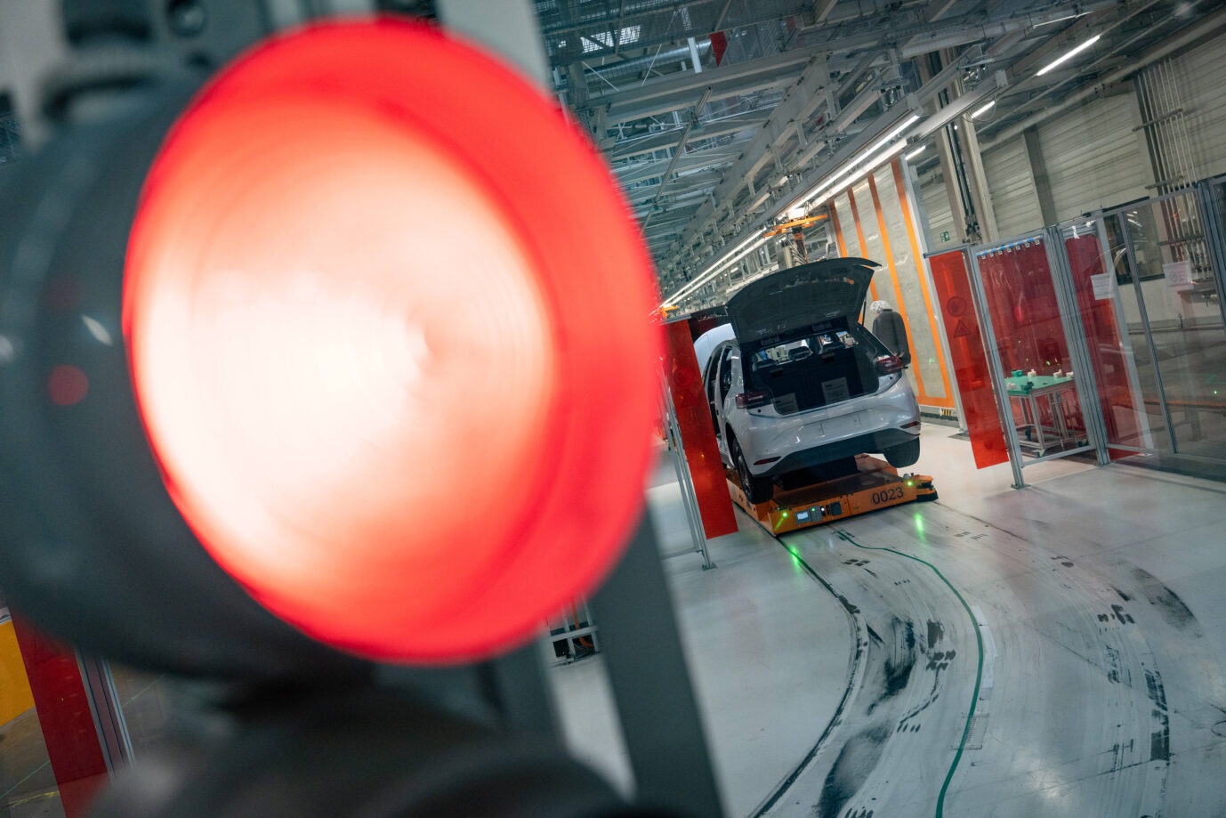 Rotes Licht in den Produktionshallen von Deutschland. Die deutsche Autoindustrie verzeichnet einen besonders hohen Stellenabbau.