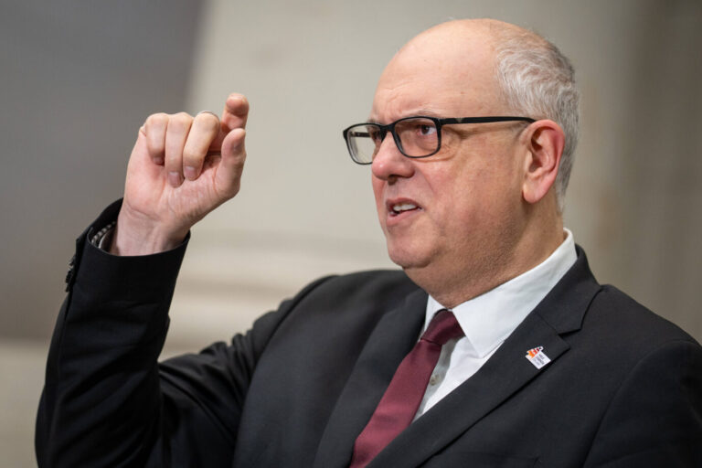 Bremens Bürgermeister Andreas Bovenschulte will die Linke nicht aus dem Senat werfen, obwohl die sich offensiv zur linksextremistischen IL bekennt.