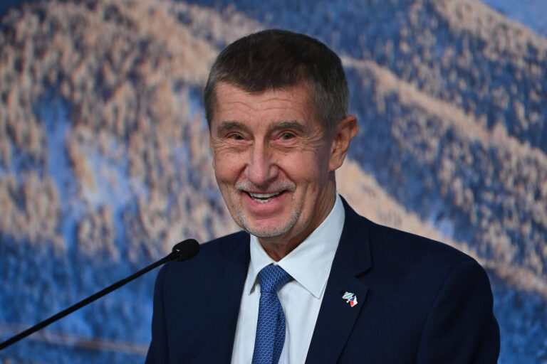Tschechiens Ministerpräsident Andrej Babiš (ANO) freut sich. Über die Abschaffung der Rundfunk-Zwangsgebühren, des Rundfunkbeitrags?