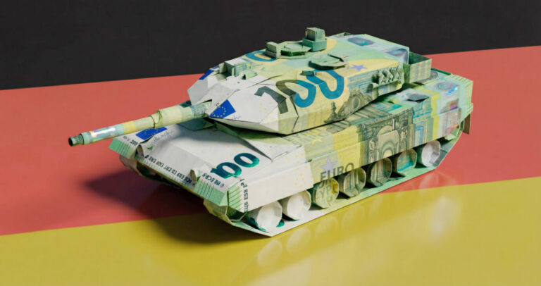 Panzer aus Euro-Banknoten auf Deutschland-Fahne (Symbolbild): Die Ukraine-Hilfen aus Deutschland im Vergleich zu den aus den USA