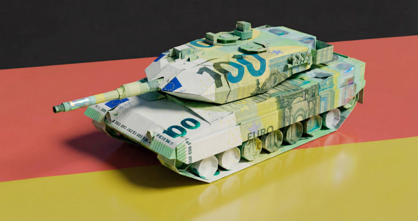Panzer aus Euro-Banknoten auf Deutschland-Fahne (Symbolbild): Die Ukraine-Hilfen aus Deutschland im Vergleich zu den aus den USA
