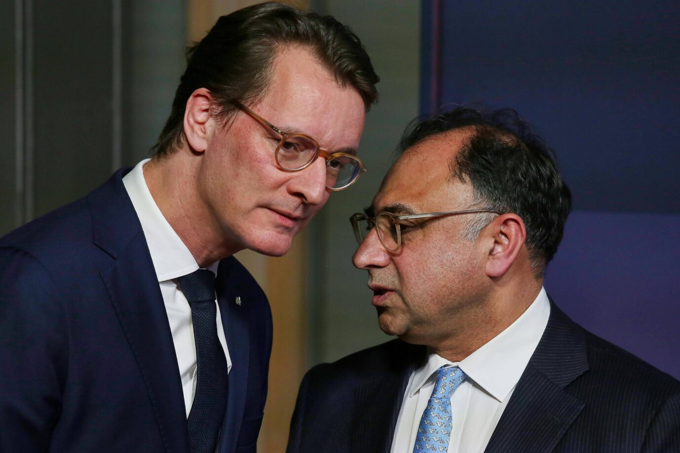 NRW-Ministerpräsident Hendrik Wüst (CDU) mit dem Geschäftsführer der Film- und Medienstiftung NRW, Walid Nakschbandi: beide erhalten Geld vom Steuerzahler.