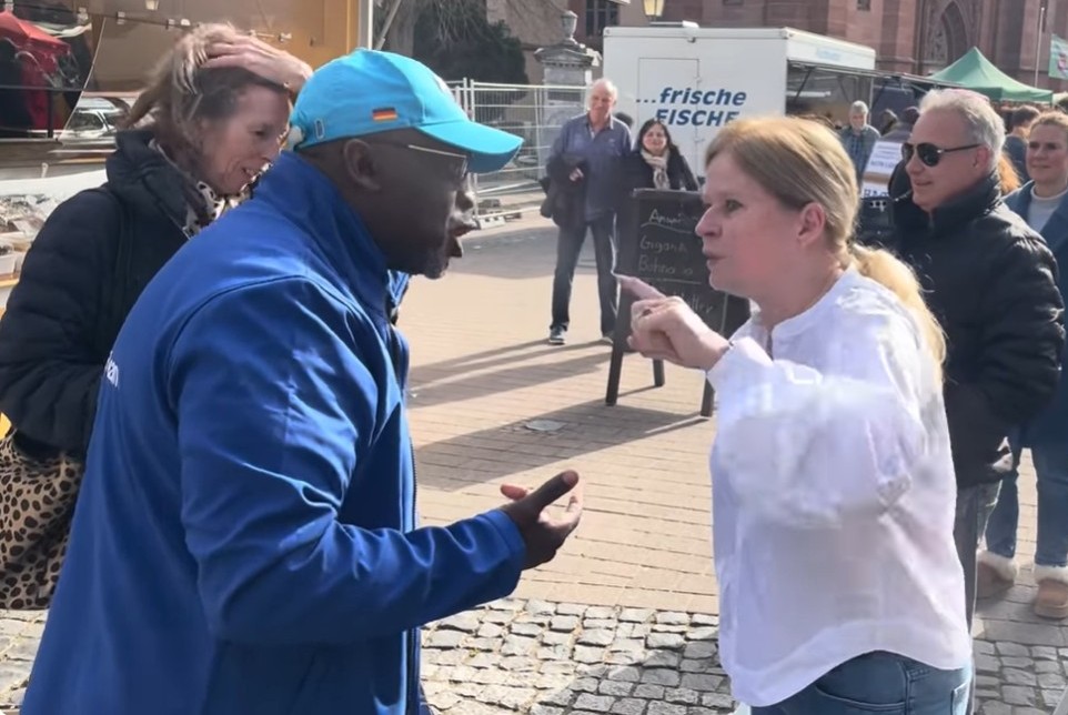 „Ich komme aus dem Dschungel“: Serge Menga in AfD-Montur diskutiert in Geisenheim mit Ute von Ingelheim.