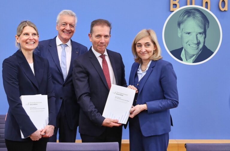 Reform der Krankenkassen: Gesundheitsministerin Nina Warken (CDU, rechts) mit den Mitgliedern der „Finanzkommission Gesundheit“, Leonie Sundmacher, Ferdinand M. Gerlach und Wolfgang Greiner (v.l.n.r.).
