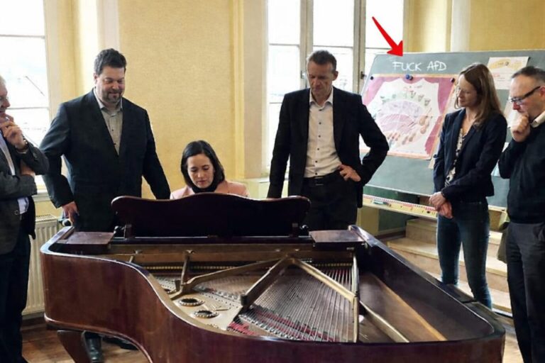 Das von einem Lehrer manipulierte Bild mit dem Anti-AfD-Schriftzug (Pfeil) ging so an die Presse.