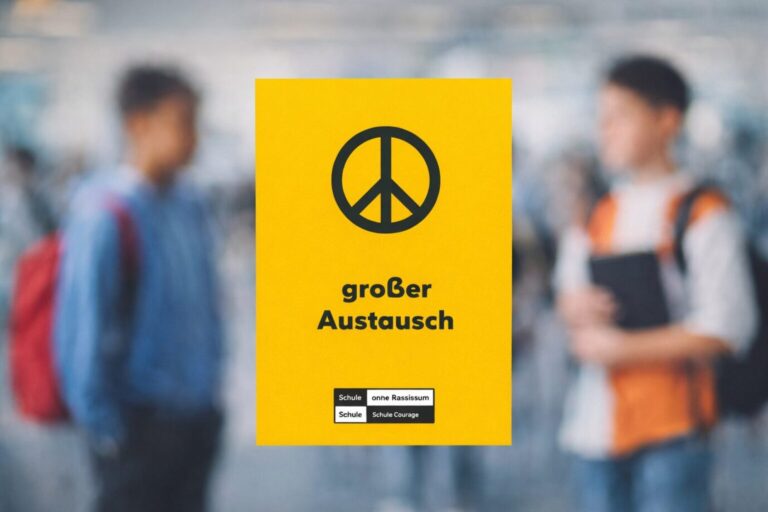 Auf einem gelben Plakat wirbt das Projekt „Schule ohne Rassismus“ für den "Großen Austausch“.