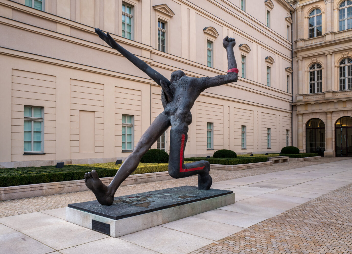Das Bild zeigt die Skulptur „Der Jahrhundertschritt“ des deutschen Künstlers Wolfgang Mattheuer. Das Bild dient hier als Symbolbild für einen Artikel über die Grundlagen von politisch linkem und rechtem Denken.