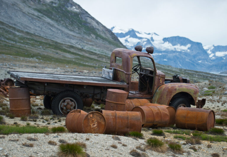 Ein verrosteter LKW und Ölfässer in einer alten US-Basis auf Grönland zeugen von der langen Präsenz der USA dort.