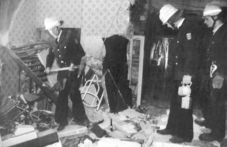 Feuerwehrleute untersuchen den Anschlagsort in der Disko "La Belle".