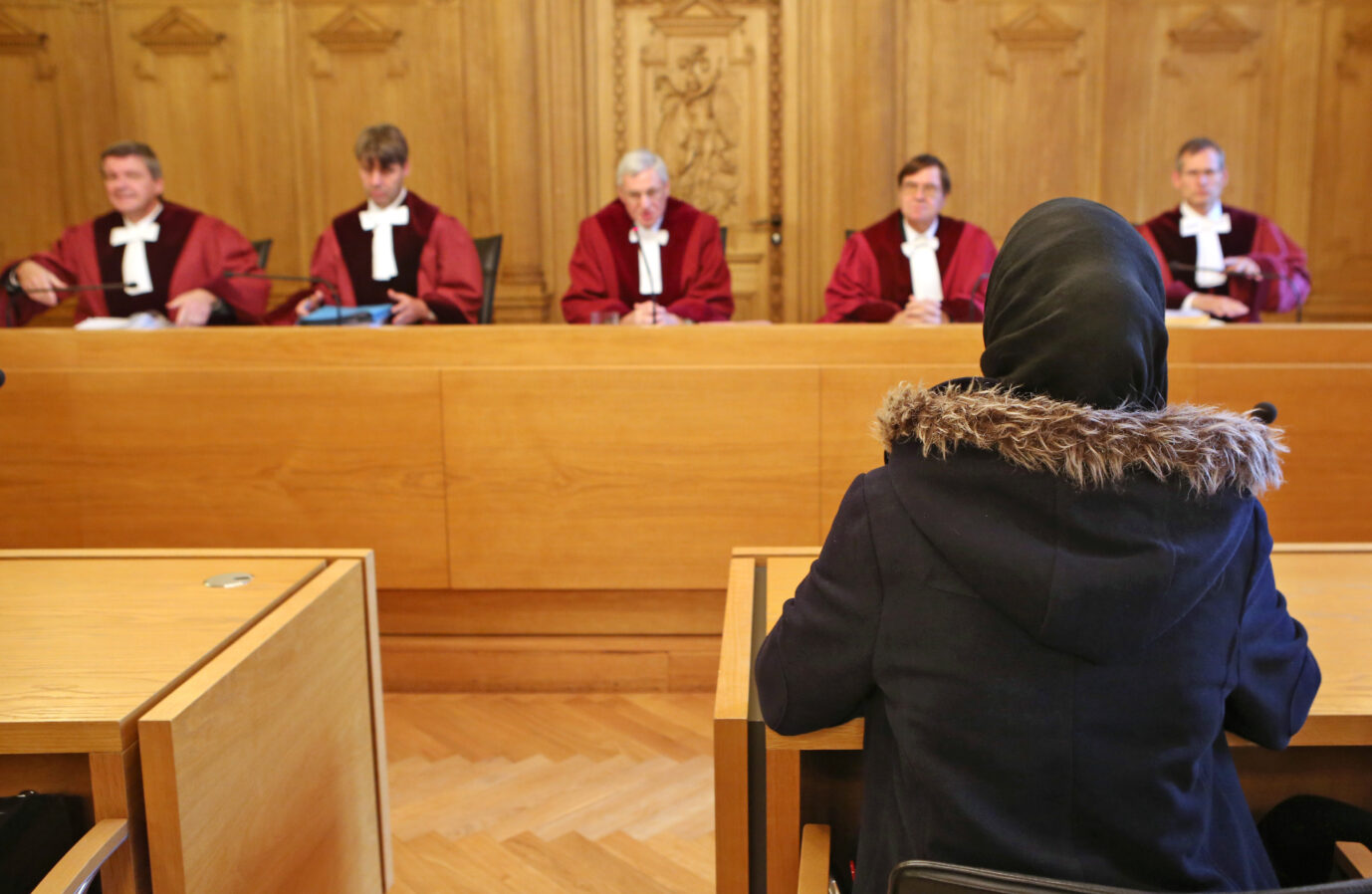 Eine Frau mit Kopftuch im Gerichtssaal (Symbolbild): In Brandenburg sollen Richter, Staatsanwälte und Referendare künftig darauf verzichten.