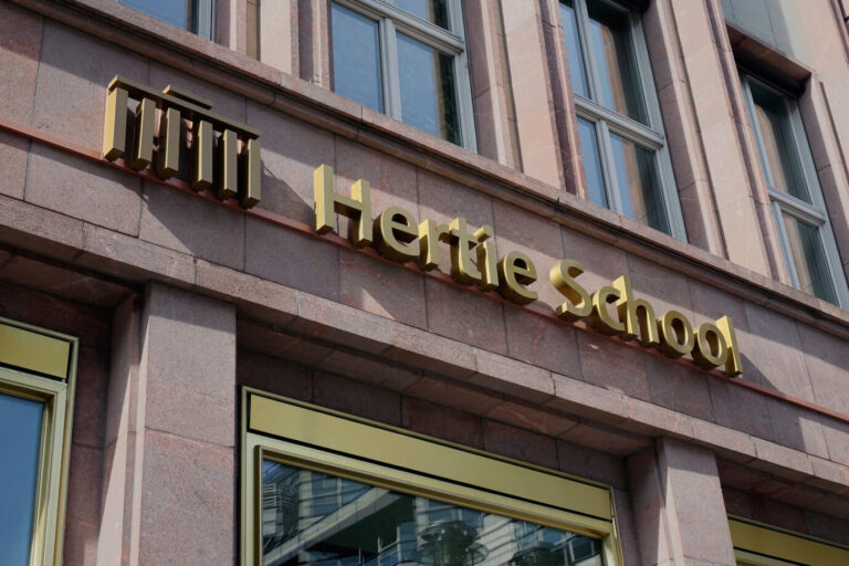 02.10.2023, Mitte, Friedrichstrasse, Berlin, Die Hertie School ist eine private Hochschule mit ihrem Sitz in der Friedrichstrasse von Berlin. Die Universitätsleitung ist sauer auf antiisraelische Aktivisten.