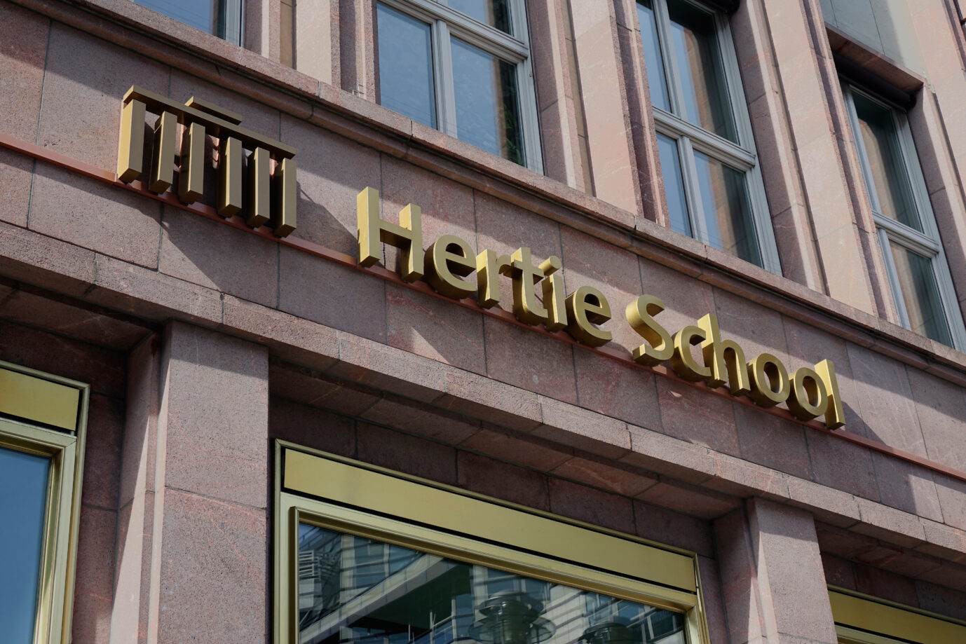 02.10.2023, Mitte, Friedrichstrasse, Berlin, Die Hertie School ist eine private Hochschule mit ihrem Sitz in der Friedrichstrasse von Berlin. Die Universitätsleitung ist sauer auf antiisraelische Aktivisten.