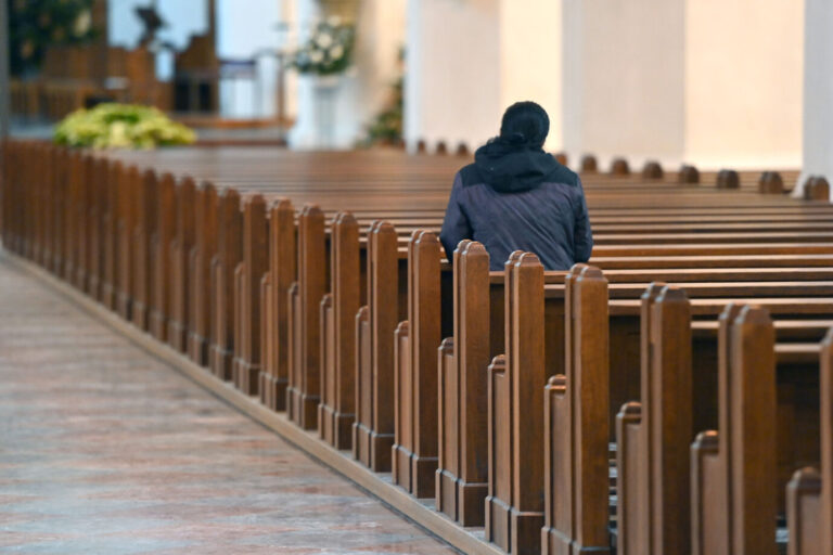 Leere Kirchenbänke