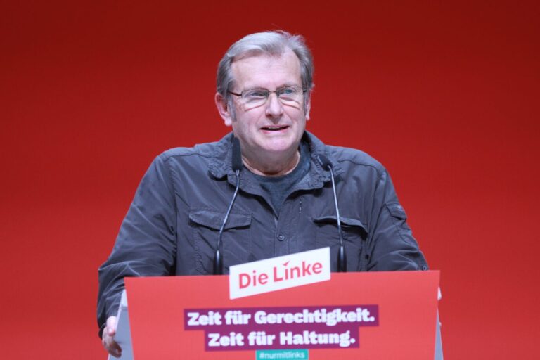 18.11.2023, Parteitag der Linkspartei in der Messe Augsburg: Gerhard Trabert hält eine Rede zur Bewerbung um einen Listenplatz für die Europawahl. Er ist derzeit Abgeordneter im Bundestag, kann aber sein Mandat krankheitsbedingt nicht wahrnehmen.