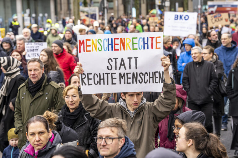 Demo „gegen Rechts“ (Symbolbild): CDU verteilt Gelder um.
