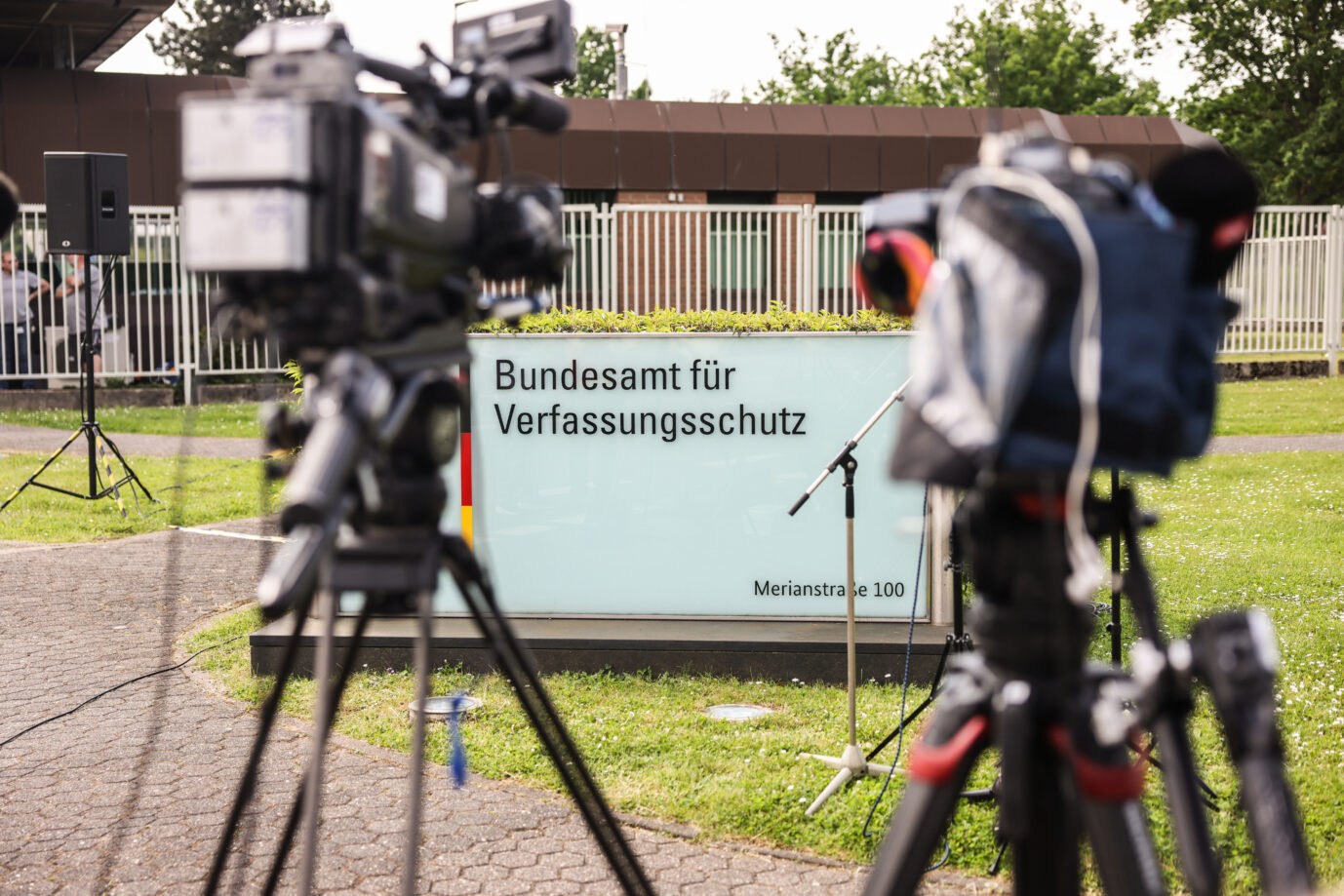 Fernsehkameras stehen vor dem Bundesamt für Verfassungsschutz: Geld spielt die Behörde wohl keine Rolle. Hohe Kosten für Kanzlei. Foto: picture alliance/dpa | Oliver Berg