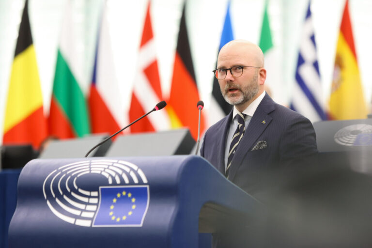 Das Bild zeigt den schwedischen EU-Abgeordneten Charlie Weimers. Er ist ein Gegner der Brandmauer und appelliert an die EVP, mit konservativen und rechten Fraktionen gemeinsam abzustimmen. Vor allem bei Themen wie Migration.
