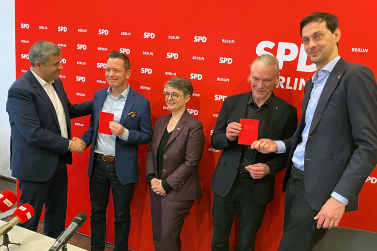 Neumitglieder der Berliner SPD bekommen ihr Parteibuch: Dennoch laufen den Sozialdemokraten die Mitglieder weg (Archivbild).