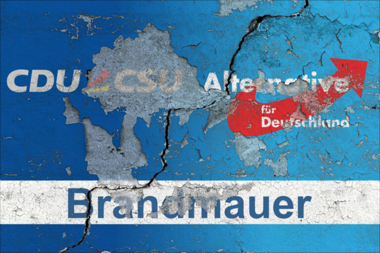 [M] Die Parteilogos der Union (CDU und CSU) sowie der AfD und ein Banner mit der Aufschrift "Brandmauer" auf einer Wand mit aufgeplatzter Farbe und einem grossen Riss. Foto mit Composing als Symbolbild fuer die Gefahr, dass die sog, Brandmauer zur AfD nicht mehr lange haelt. --- Nur fuer redaktionelle Nutzung! --- Only for editorial use! ---