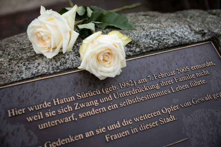 AfD. Am einem Tatort in Berlin erinnert ein Gedenkstein an Hatun Sürücü, die von ihrem Bruder für ihre Lebensweise ermordet wurde. Foto: picture alliance / epd-bild | Hans Scherhaufer