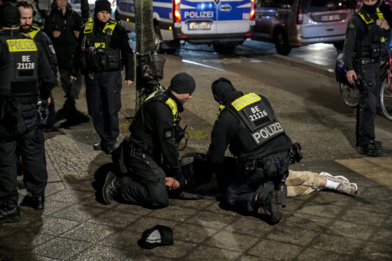 Polizisten nehmen den jetzt verurteilen syrischen Messerstecher fest- Lange Haftstrafe.