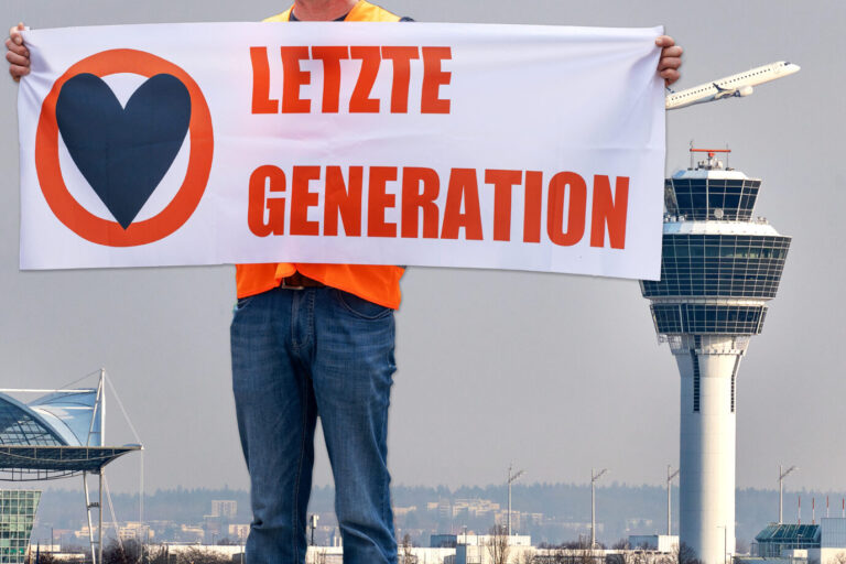 FOTOMONTAGE, Symbolbild für mögliche Blockierung, ein großes Protestbanner der Letzten Generation mit rotem und schwarzem Schriftzug vor einem Flughafentower. Sie glauben, der Klimawandel sei eine große Gefahr.