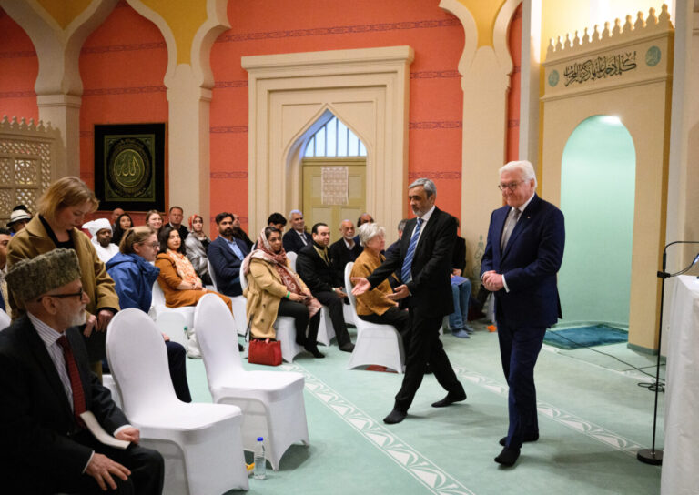 Bundespräsident Frank-Walter Steinmeier (r) nimmt bei einem Besuch der Wilmersdorfer Moschee an einem Fastenbrechen im Monat des Ramadan teil.