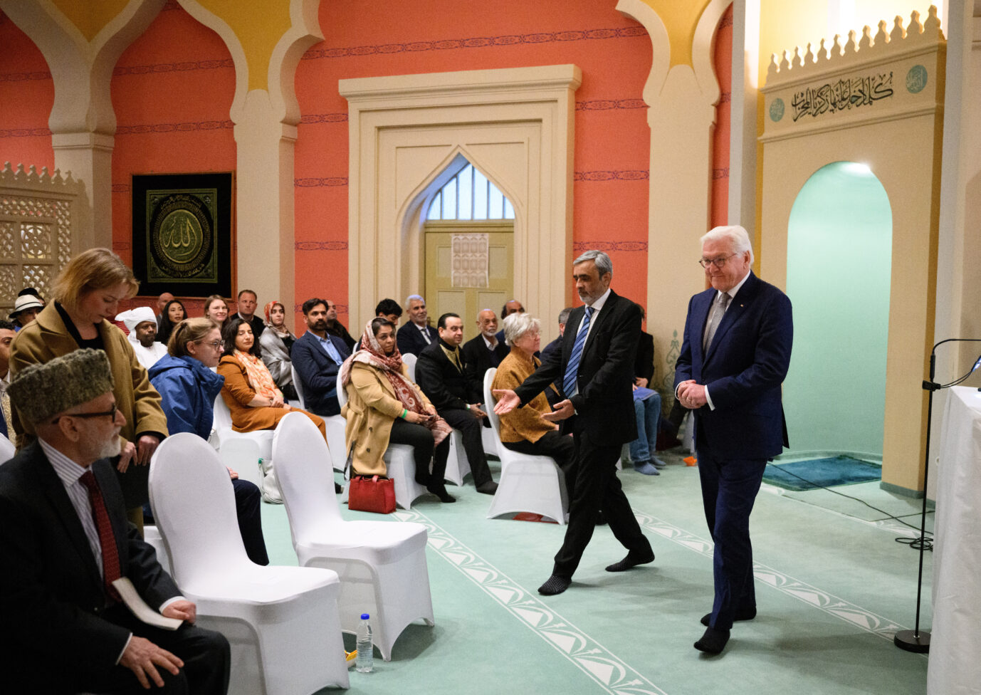 Bundespräsident Frank-Walter Steinmeier (r) nimmt bei einem Besuch der Wilmersdorfer Moschee an einem Fastenbrechen im Monat des Ramadan teil.