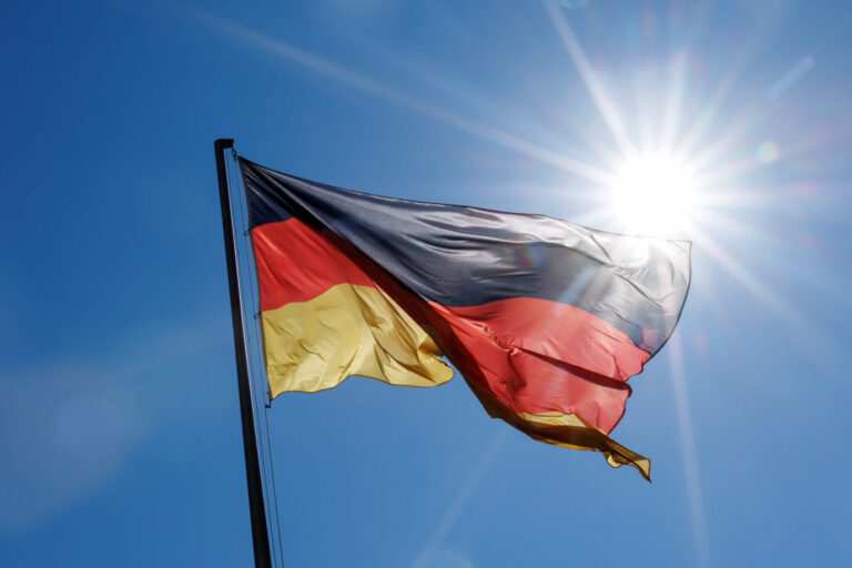 Die Flagge von der Bundesrepublik Deutschland weht am 13.05.2025 vor dem blauen Himmel an einem Fahnenmast in München (Bayern) im Wind. Die deutsche Fahne, amtlich Bundesflagge, ist ein deutsches Hoheitszeichen und Staatssymbol und zeigt laut Grundgesetz die Farben Schwarz, Rot und Gold. Neben der Bundesflagge existieren auch die Bundesdienstflagge für Bundesbehörden, eine Dienstflagge der Seestreitkräfte und eine Truppenfahne der Bundeswehr.