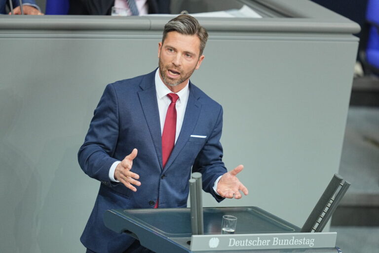 Jan Ralf Nolte (AfD), spricht im Plenum des Bundestags zu den Abgeordneten. Atomwaffen sollte ser Iran nicht besitzen.