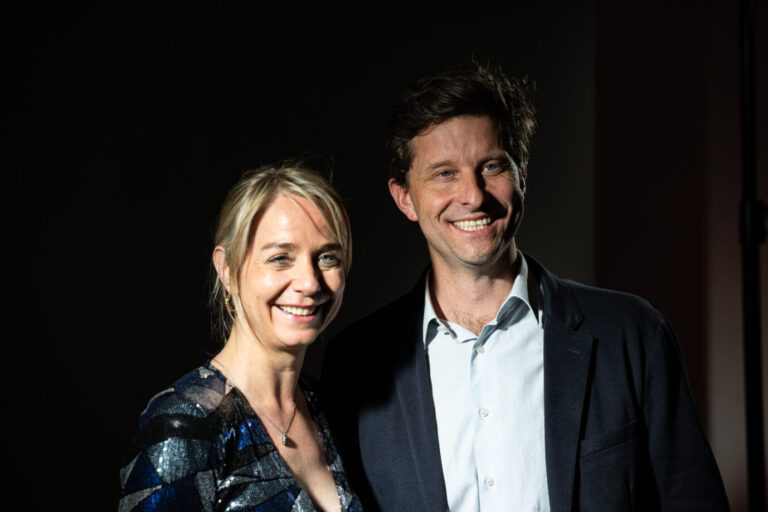 Anette Dowideit (l) und Justus von Daniels von Correctiv, wurden für ihre Räuberpistole zu Journalisten des Jahres für das Jahr 2024 gewählt.