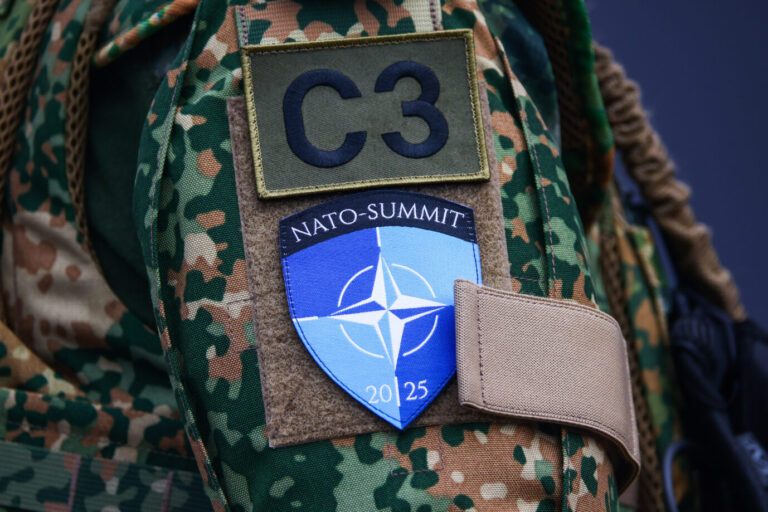 Das Nato-Abzeichen auf einer Uniform: Es wird wohl auch in Zukunft da bleiben. Foto: picture alliance / ZUMAPRESS.com | Beata Zawrzel
