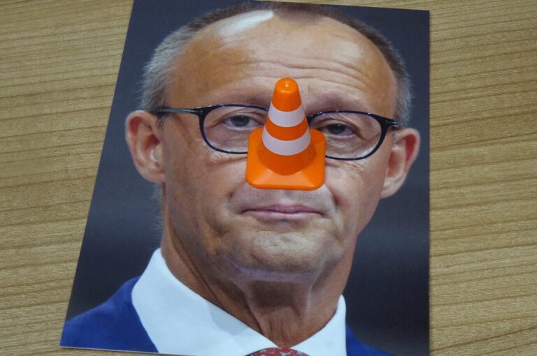 Politikerbeleidigung? Bundeskanzler Friedrich Merz wird wegen seiner vielen gebrochenen Wahlversprechen auch „Pinocchio“ genannt.