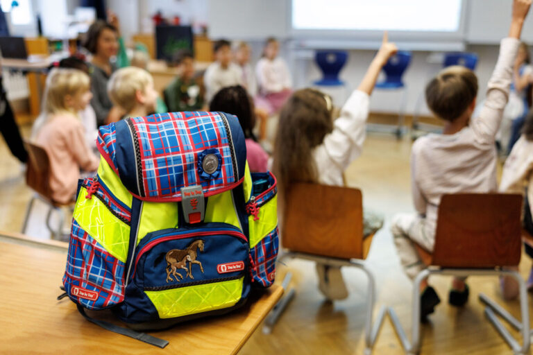 Schüler einer zweiten Klasse melden sich in einer Schulstunde während eines Schulbesuchs der Kultusministerin Stolz und des Ministerpräsidenten Söder zum Schuljahresbeginn an ihrer Grundschule in München (Bayern), während im Vordergrund ein Schulranzen zu sehen ist. Ein 18jähriger Afghane hat als Schulpraktikant an einer Grundschule zwei Sexualdelikte begangen.