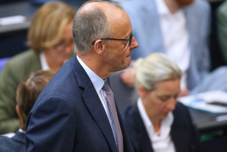 Bundeskanzler Friedrich Merz hat nach der Wahl in Baden-Württemberg noch einmal betont, dass die Brandmauer steht und die CDU niemals mit der AfD von Alice Weidel (Hintergrund) zusammenarbeiten werde.
