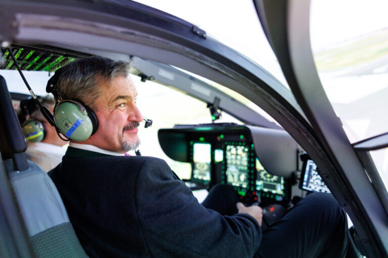 Wie oft nimmt Söder den Hubschrauber? Die Grünen wollen es genau wissen und ziehen deshalb sogar vor Gericht. Foto: picture alliance/dpa | Matthias Balk