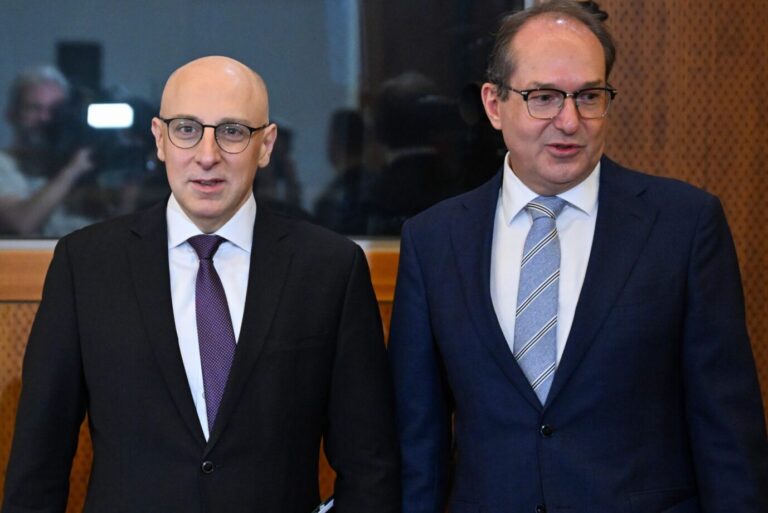 Keine Beschwerde gegen Niederlage gegen die AfD: Verfassungsschutzchef Sinan Selen (links) und Bundesinnenminister Alexander Dobrindt (CSU).