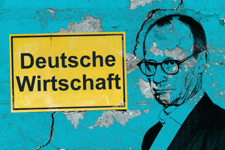 [M] Ein gelbes Schild mit leichtem Riss und der Aufschrift: "Deutsche Wirtschaft" an einer Wand mit aufgeplatzter Farbe und einem grossen Riss sowie einem Portrait von Bundeskanzler Friedrich Merz (CDU) mit Schmollmund als Scherenschnitt. Foto mit Composing als Symbolbild fuer die anhaltend schwaechelnde Wirtschaft in Deutschland und die grosse Aufgabe, diese wieder durch angepasste Rahmenbedingungen zum Laufen zu bringen. Hat Friedrich Merz zu viel versprochen? Wenn die wertschöpfung zusammenbricht