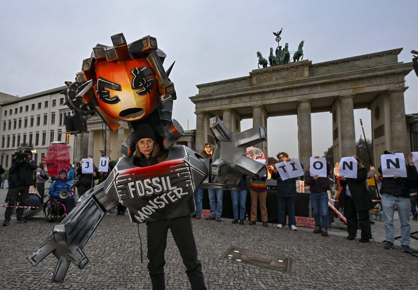 Demonstranten der Klimabewegung Fridays for Future stehen anlässlich der Weltklimakonferenz COP30 am Brandenburger Tor. Es finden weltweit Klimaproteste statt, auch an zahlreichen Orten in Deutschland. Text zum „Politischen Realismus“. Fridays for Future 2025: Gesinnungsethik mit „dezidierter Zukunftsbezogenheit“. Foto: picture alliance/dpa | Jens Kalaene