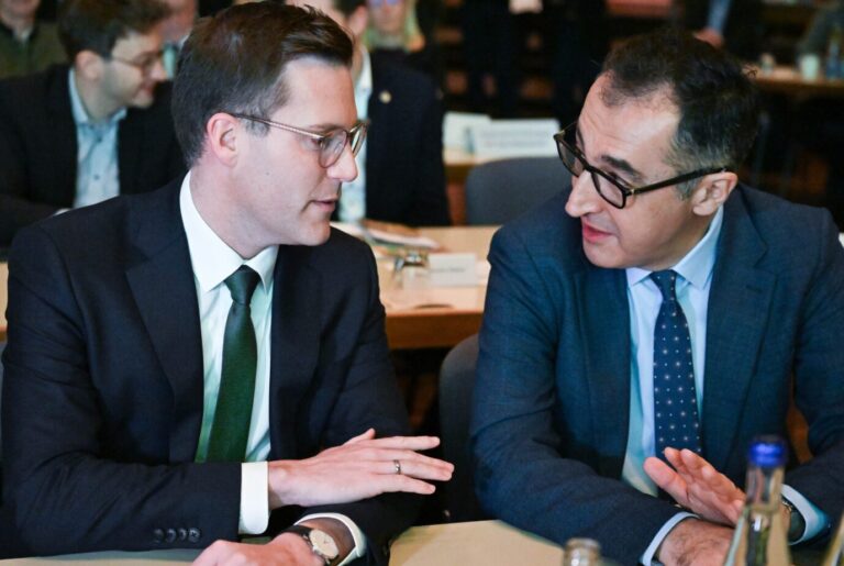 Gemeinsam gegen ein CDU-Mitglied: Die baden-württembergischen Ministerpräsidentenkandidaten Manuel Hagel (CDU) und Cem Özdemir (Grüne).