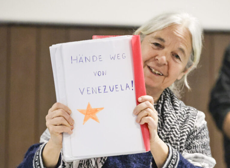 Politisch immer noch aktiv: Daniela Klette im Gerichtssaal mit Botschaft für die Kommunisten in Venezuela.