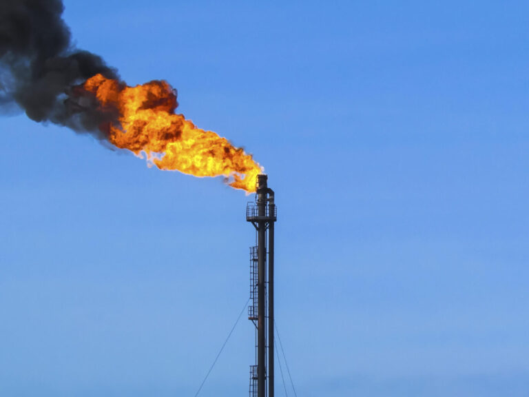 Eine Gasfackel einer Industrieanlage stößt eine große Flamme und schwarzen Rauch in den Himmel. Hintergrund ist die Freigabe eines Teils der deutschen Ölreserve wegen stark gestiegener Energiepreise infolge des Kriegs im Iran. Gasfackel in einer Industrieanlage: Wegen steigender Ölpreise gibt Deutschland einen Teil seiner strategischen Reserven frei. Foto: picture alliance / imageBROKER | Leonid Eremeychuk