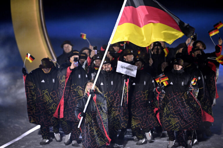 Anders als hier bei den Olympischen Winterspielen im Februar in Mailand wird die deutsche Mannschaft bei den Paralympics nicht ins Stadion einziehen.