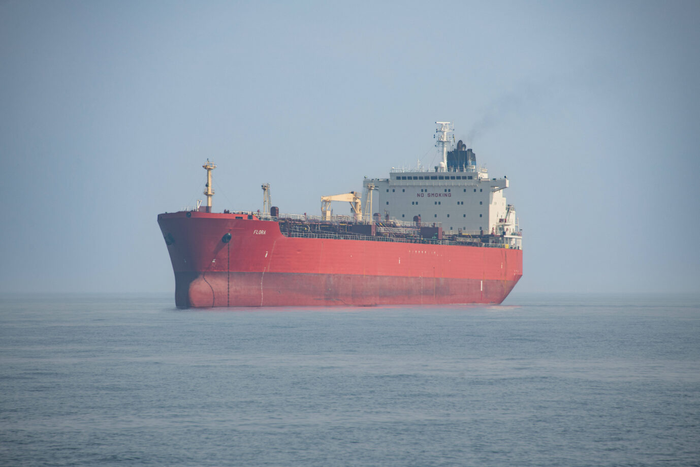 Öltanker in der Nähe des Iran: Seit dem Iran-Krieg können Schiffe nicht mehr sicher durch die Straße von Hormus. Foto: picture alliance / SIPA | Sam/MEI