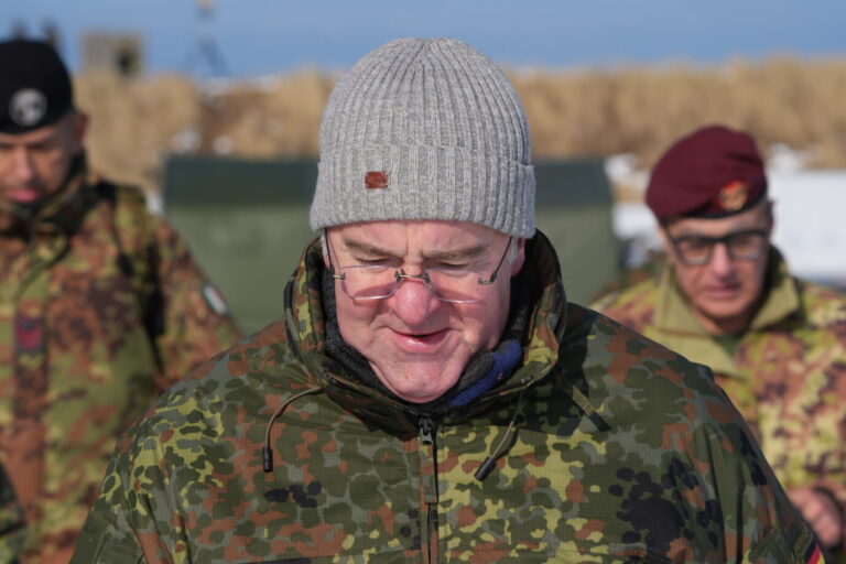 Boris Pistorius (SPD), Bundesminister der Verteidigung, geht nach dem Nato-Manöver Steadfast Dart auf dem Truppenübungsplatz an der Ostseeküste zu einem Hubschrauber. Mit dem großangelegten Manöver Steadfast Dart wollen sich Nato-Partner auf mögliche künftige Bedrohungslagen in der Ostsee vorbereiten. Bestritten wird das Großmanöver von der sogenannten Allied Reaction Force (ARF) der Nato, einer schnellen rund 40.000 Soldaten starken Eingreiftruppe, die ständig in Bereitschaft ist. Die Bundeswehr rekrutiert aktuell intensiv.