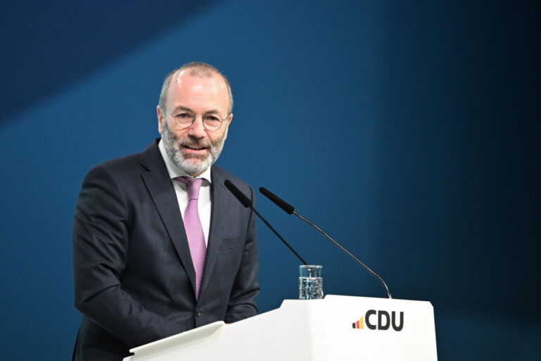 Manfred Weber steht an einem Rednerpult mit CDU-Logo und spricht bei einer Veranstaltung. Hintergrund sind Vorwürfe wegen mutmaßlicher Chatkontakte zwischen Mitarbeitern der EVP-Fraktion und rechten Parteien im Europaparlament. Manfred Weber am Rednerpult beim CDU-Parteitag: Vorwürfe wegen möglicher Kontakte zwischen EVP-Mitarbeitern und rechten Parteien im Europaparlament. Foto: picture alliance/dpa | Katharina Kausche
