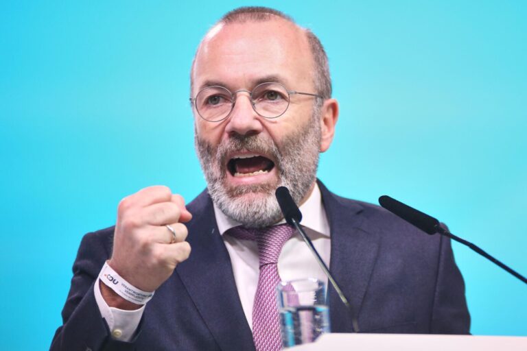 In Chatgruppen sollen sich Abgeordnete der AfD mit der EVP abgesprochen haben. Gegen EVP-Fraktionschef Manfred Weber werden Rücktrittsforderungen laut. Foto: picture alliance / dts-Agentur | -